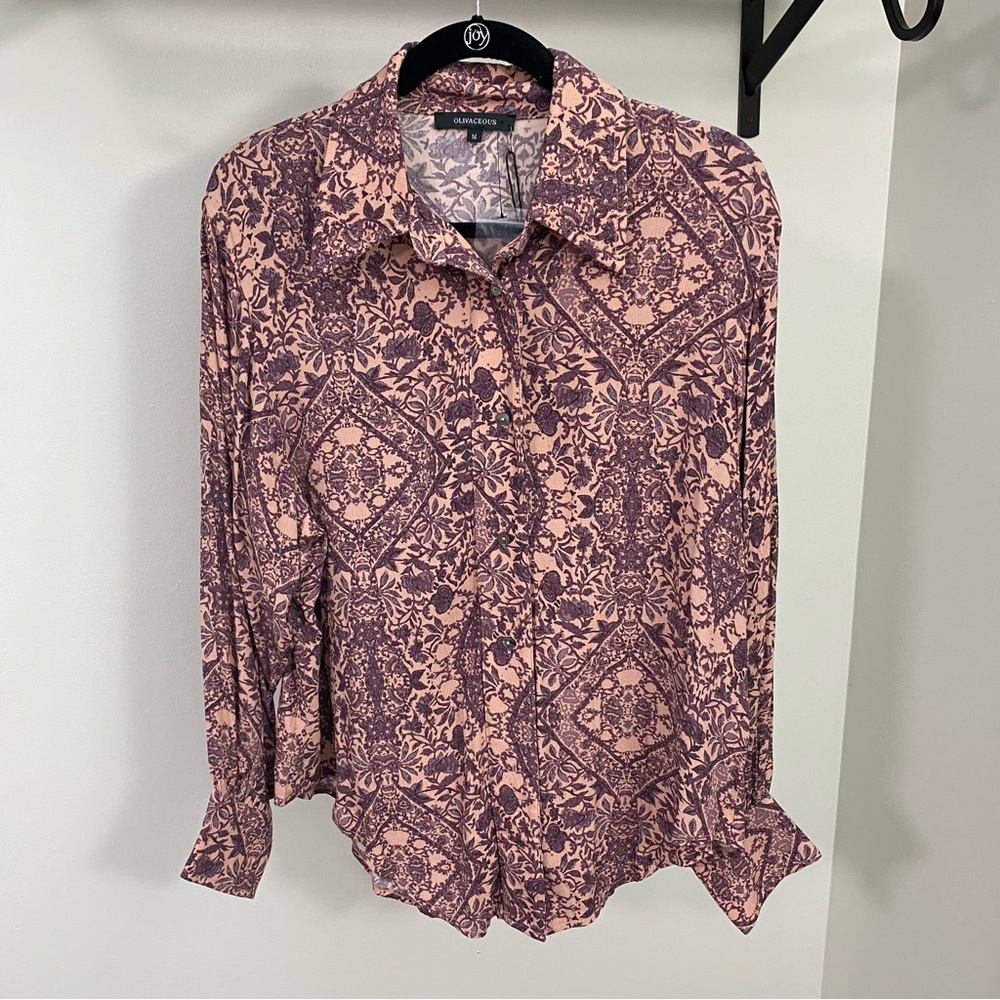 ⭐️ 2/$40 ⭐️ Purple and Peach Paisley Button Up Blouse